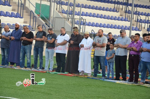 فيديو : المئات يؤدون صلاة عيد الأضحى والرئيس عادل بدير والأهالي يتصافحون ويهنئون ويعم السرور كل الحضور